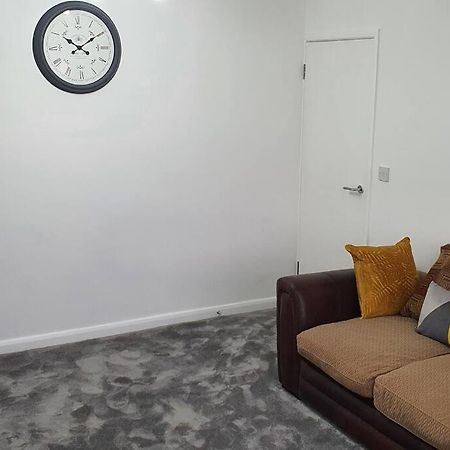 Exquisite And Modern 2 Bed Maisonette هارموندسورث المظهر الخارجي الصورة