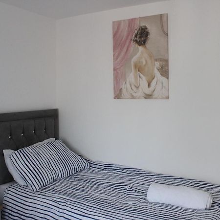 Exquisite And Modern 2 Bed Maisonette هارموندسورث المظهر الخارجي الصورة