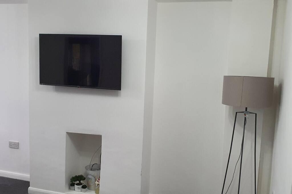 Exquisite And Modern 2 Bed Maisonette هارموندسورث المظهر الخارجي الصورة