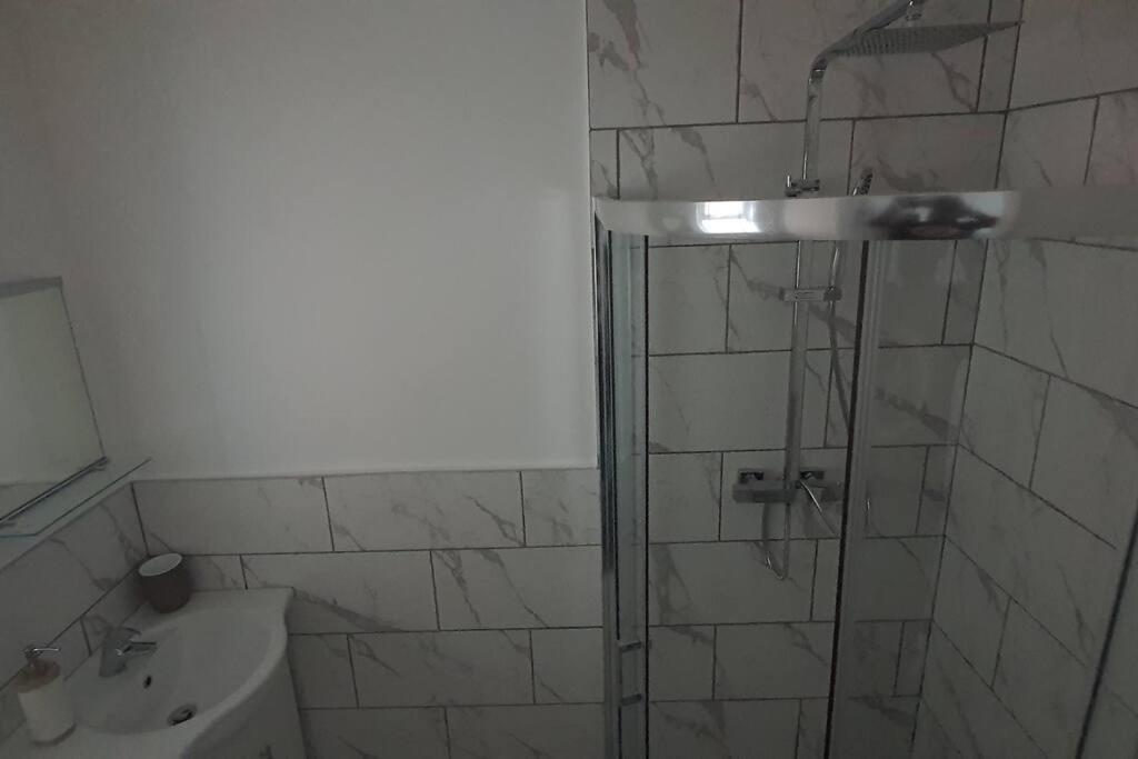 Exquisite And Modern 2 Bed Maisonette هارموندسورث المظهر الخارجي الصورة
