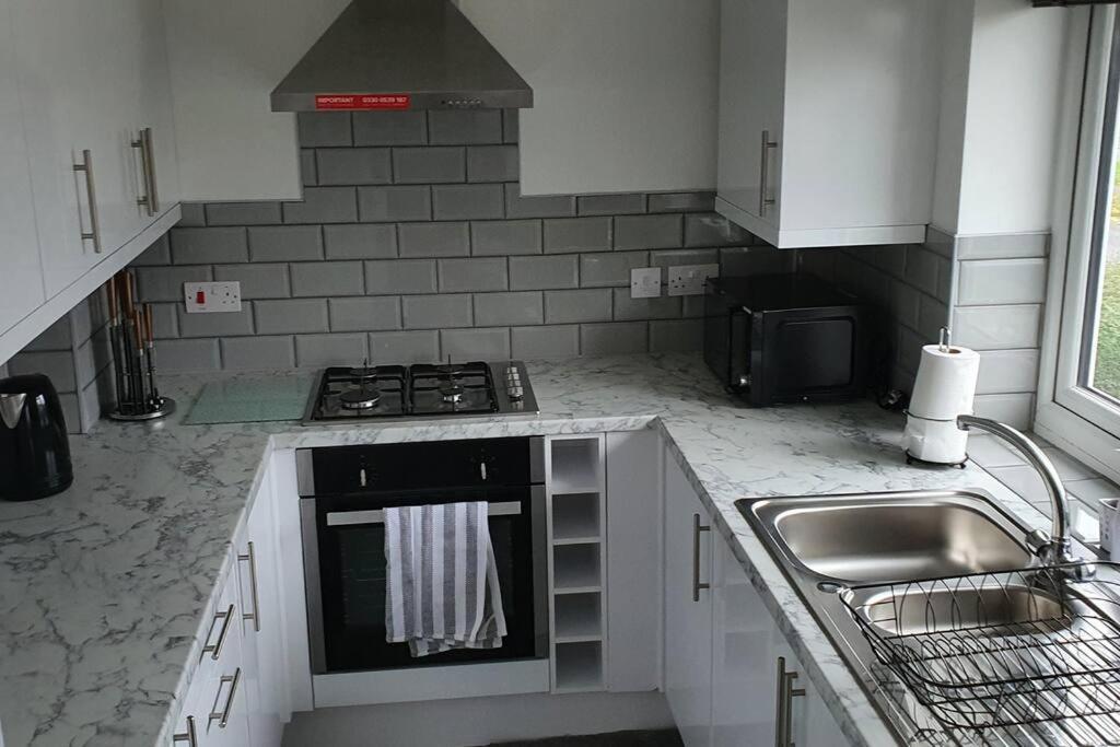 Exquisite And Modern 2 Bed Maisonette هارموندسورث المظهر الخارجي الصورة