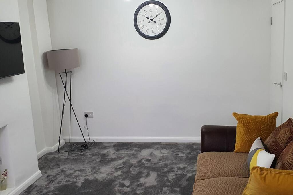Exquisite And Modern 2 Bed Maisonette هارموندسورث المظهر الخارجي الصورة