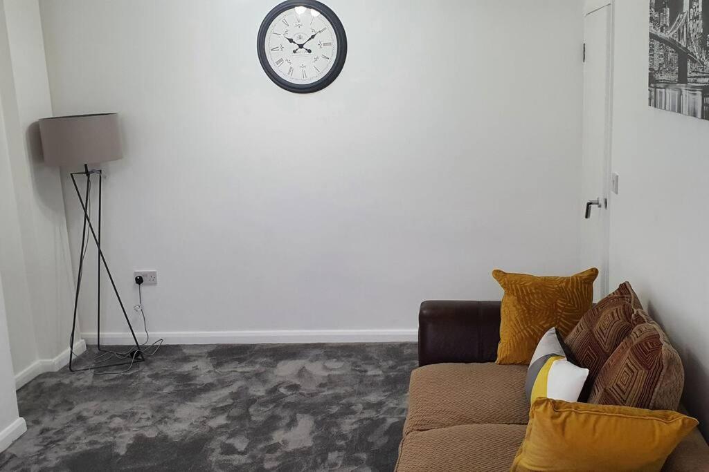Exquisite And Modern 2 Bed Maisonette هارموندسورث المظهر الخارجي الصورة